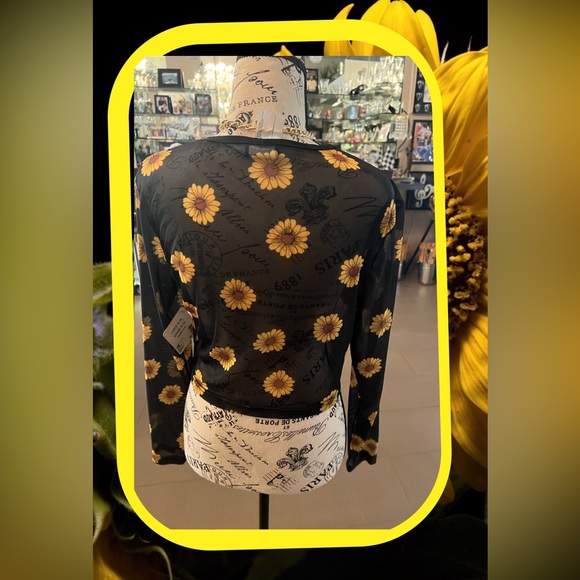 🆕 🌻- MODERN HERO Sunflower 🌻Crop Top - Picture 3 of 13